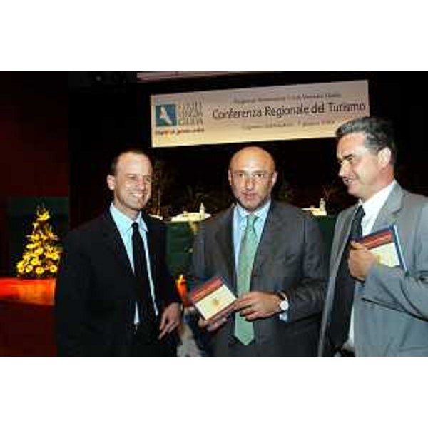 Enrico Bertossi (Assessore regionale alle attività produttive), Carlo MOnai (Vicepresidente del Consiglio regionale), Lanfranco Sette (Assessore provinciale di Udine) alla conferenza regionale del turismo. (Lignano, 07/06/04)