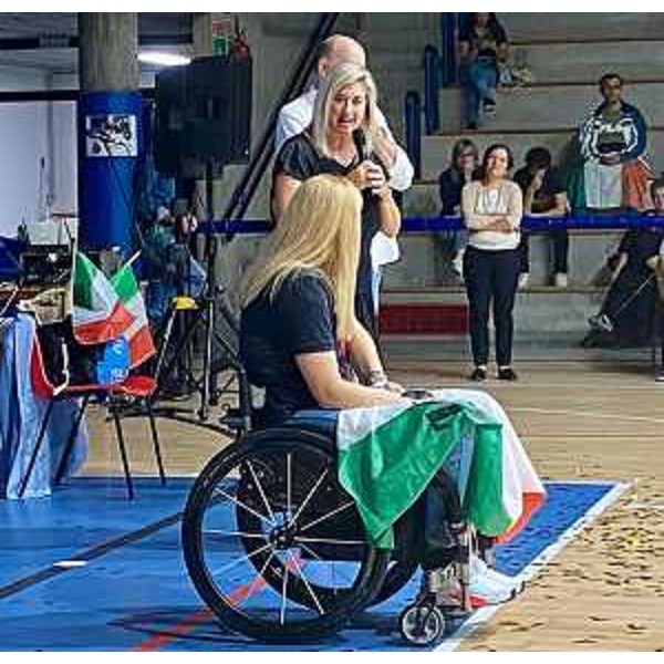 L'assessore Cristina Amirante mentre ringrazia la campionessa Giada Rossi per l'Oro conquistato alle Paraolimpiadi di Parigi - L'assessore Cristina Amirante mentre ringrazia la campionessa Giada Rossi per l'Oro conquistato alle Paraolimpiadi di Parigi