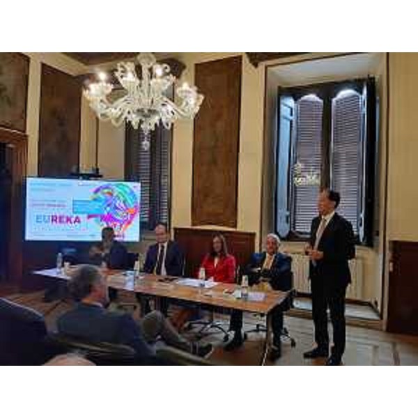 Un monento della presentazione con l'intervento del ministro Ciriani. Al tavolo, centrale, il vicegovernatore Anzil - Un monento della presentazione con l'intervento del ministro Ciriani. Al tavolo, centrale, il vicegovernatore Anzil