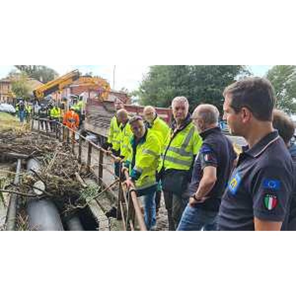 Lassessore regionale alle Protezione civile Riccardo Riccardi, durante il sopralluogo effettuato questo pomeriggio nelle zone colpite dal maltempo delle scorse ore e in particolare nei Comuni di Muggia e San Dorligo della Valle-Dolina. - Lassessore regionale alle Protezione civile Riccardo Riccardi, durante il sopralluogo effettuato questo pomeriggio nelle zone colpite dal maltempo delle scorse ore e in particolare nei Comuni di Muggia e San Dorligo della Valle-Dolina.