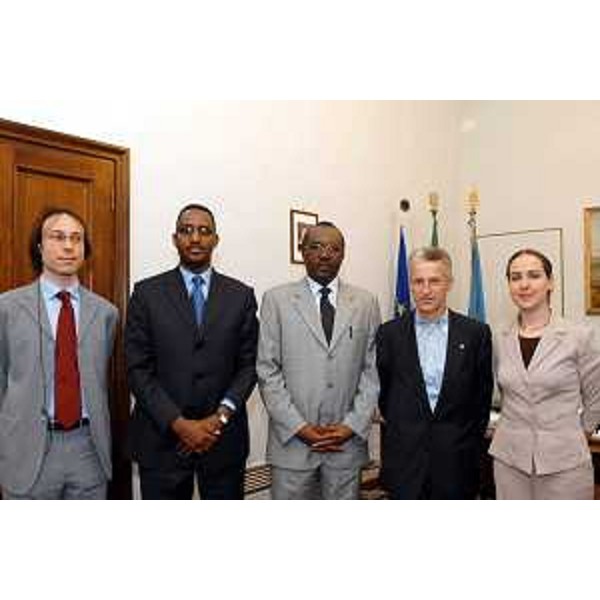 Riccardo Illy (Presidente della Regione Friuli Venezia Giulia) riceve Bruce M. Madete (Ambasciatore del Kenya in Italia) e la delegazione keniota. (Trieste, 07/06/04)