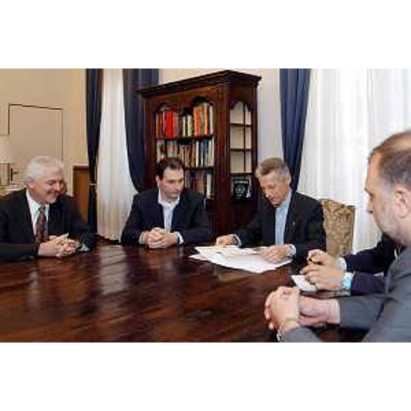 Riccardo Illy (Presidente della Regione Friuli Venezia Giulia), Roberto Cosolini (Assessore regionale al lavoro, formazione, università e ricerca) ricevono Giorgio Toffoli (Presidente di Microglass) e Alessandro Sonego (responsabile della ricerca e sviluppo). (Trieste, 07/06/04)