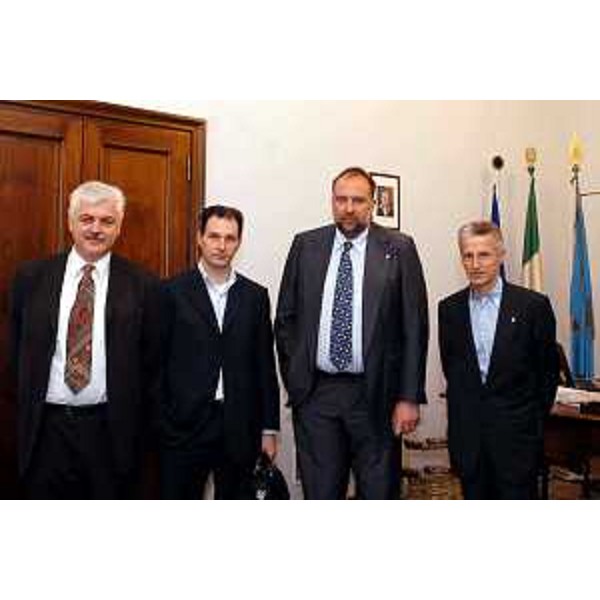 Riccardo Illy (Presidente della Regione Friuli Venezia Giulia), Roberto Cosolini (Assessore regionale al lavoro, formazione, università e ricerca) ricevono Giorgio Toffoli (Presidente di Microglass) e Alessandro Sonego (responsabile della ricerca e sviluppo). (Trieste, 07/06/04)