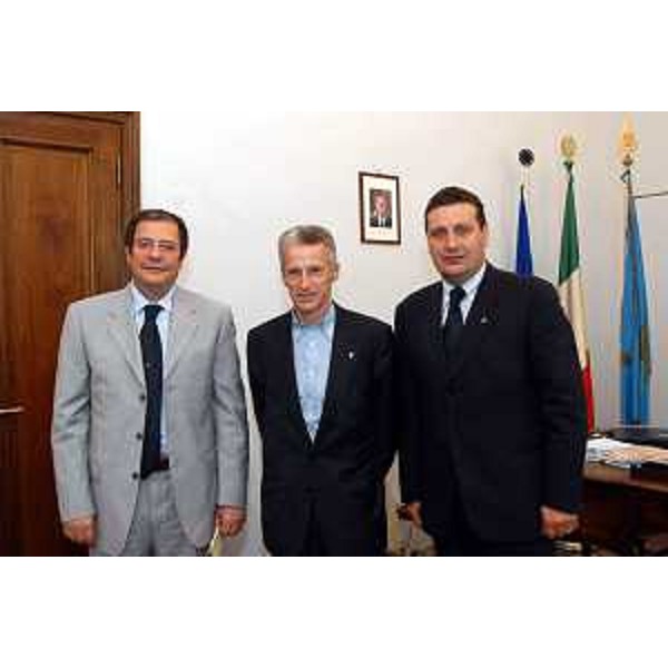 Riccardo Illy (Presidente della Regione Friuli Venezia Giulia), Enzo Marsilio (Assessore regionale alle risorse agricole, naturali, forestali e montagna) incontrano Raffaele Galliano (Responsabile del Nord-Est di Poste Italiane). (Trieste, 07/06/04)