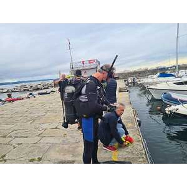 L'assessore Scoccimarro in procinto di procedere all'immersione - L'assessore Scoccimarro in procinto di procedere all'immersione
