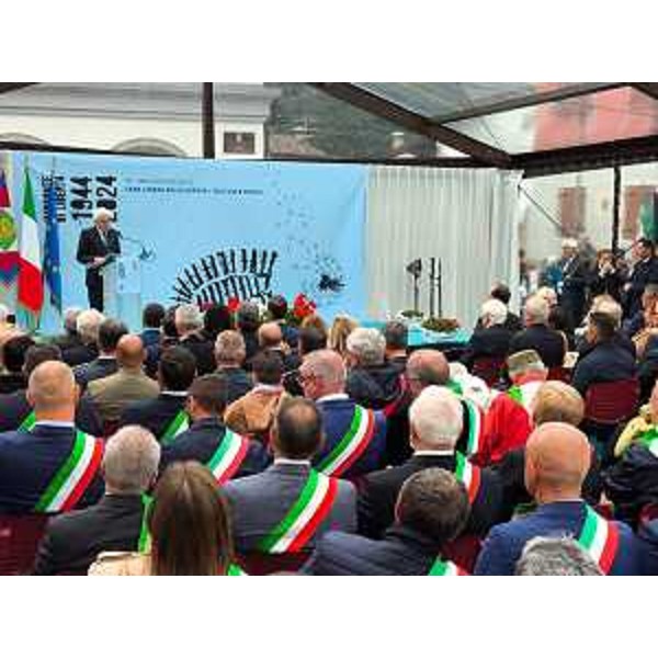 L'intervento del presidente Mattarella davanti all'affollata platea di amministratori - L'intervento del presidente Mattarella davanti all'affollata platea di amministratori