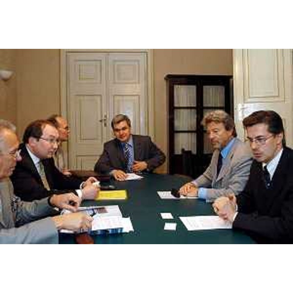 Ezio Beltrame (Assessore regionale alla salute e protezione sociale) ed Antonio Paoletti (Presidente della Camera di Commercio) incontrano Volodymir Yemelyanov (della Regione ucraina di Mykolayiv) e la delegazione di Mykolayiv. (Trieste, 04/06/04)