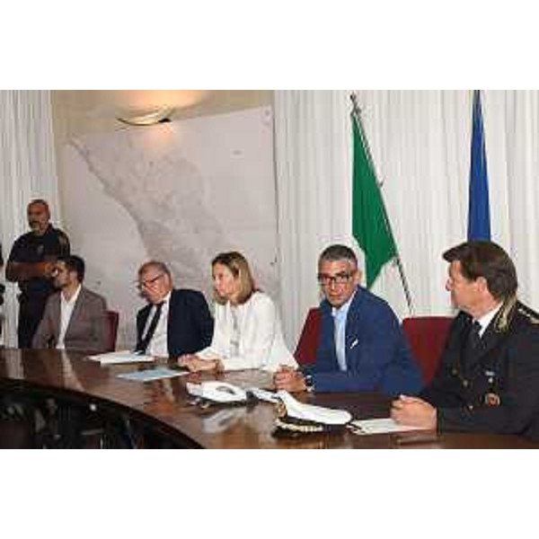 Lassessore regionale alla Sicurezza Pierpaolo Roberti (quarto da sinistra), assieme allassessore comunale di Trieste alle Politiche della sicurezza cittadina Caterina De Gavardo e al presidente del Trieste Trasporti Maurizio Marzi, nel corso della presentazione delliniziativa che prende il via oggi e proseguirà in via sperimentale fino a giugno 2025 - Lassessore regionale alla Sicurezza Pierpaolo Roberti (quarto da sinistra), assieme allassessore comunale di Trieste alle Politiche della sicurezza cittadina Caterina De Gavardo e al presidente del Trieste Trasporti Maurizio Marzi, nel corso della presentazione delliniziativa che prende il via oggi e proseguirà in via sperimentale fino a giugno 2025