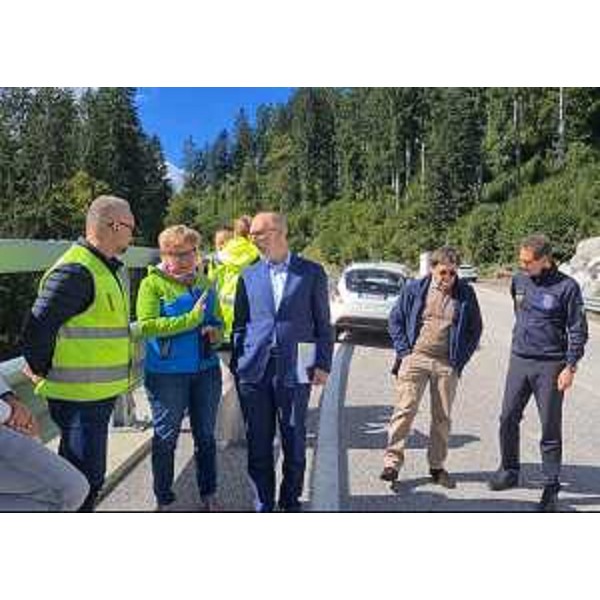 L'assessore regionale alla Protezione civile Riccardo Riccardi alla riapertura della Sr 465, bloccata da agosto a causa di una frana composta da detriti del ghiaione del Rio Bianco che impediva il transito verso Pradibosco, Pian di Casa, Sauris e il Cadore. - L'assessore regionale alla Protezione civile Riccardo Riccardi alla riapertura della Sr 465, bloccata da agosto a causa di una frana composta da detriti del ghiaione del Rio Bianco che impediva il transito verso Pradibosco, Pian di Casa, Sauris e il Cadore. 