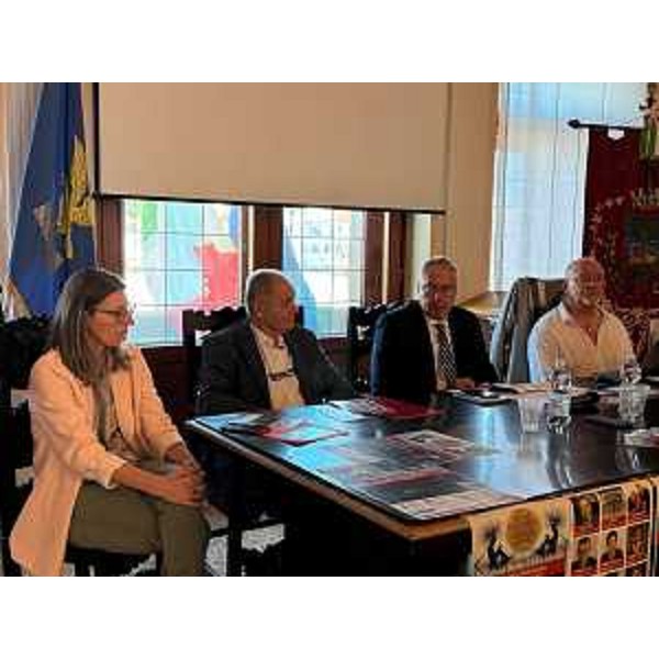 Il tavolo dei relatori: da destra Renzo Furlano, il presidente Bordin, il sindaco di Palmanova Giuseppe Tellini e l'assessore Silvia Savi - Il tavolo dei relatori: da destra Renzo Furlano, il presidente Bordin, il sindaco di Palmanova Giuseppe Tellini e l'assessore Silvia Savi