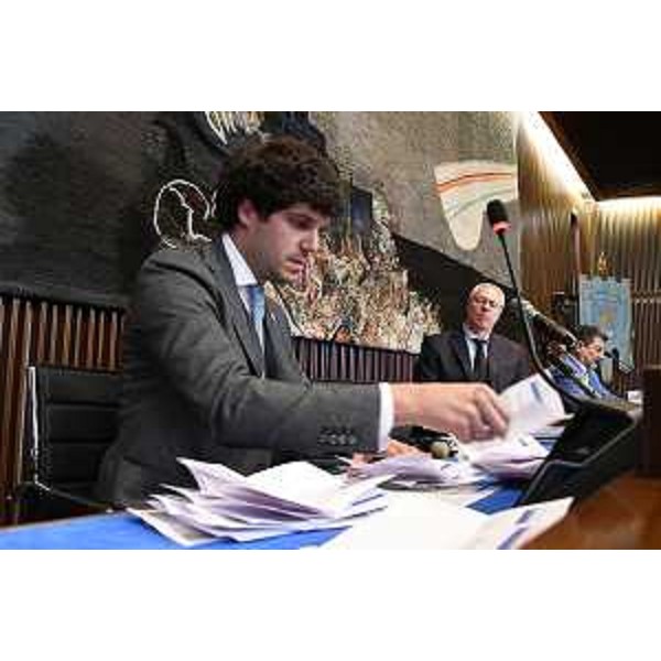 Simone Polesello (Lega) guida le operazioni di voto - Simone Polesello (Lega) guida le operazioni di voto