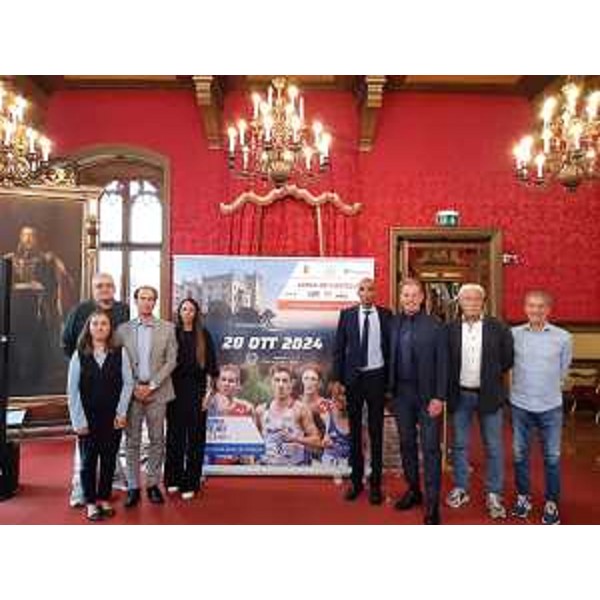 Foto di gruppo con l'assessore regionale Fabio Scoccimarro in occasione della cerimonia di presentazione della seconda edizione dell'International road race under 23 - Foto di gruppo con l'assessore regionale Fabio Scoccimarro in occasione della cerimonia di presentazione della seconda edizione dell'International road race under 23