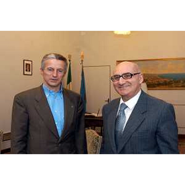 Riccardo Illy (Presidente della Regione Friuli Venezia Giulia) incontra Eduardo Muzj (Avvocato generale della Repubblica e Procuratore generale reggente di Trieste). (Trieste, 27/05/04)