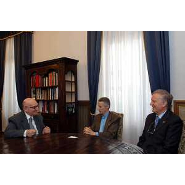 Riccardo Illy (Presidente della Regione Friuli Venezia Giulia) incontra Eduardo Muzj (Avvocato generale della Repubblica e Procuratore generale reggente di Trieste) e Bevilacqua (Avvocato della Regione). (Trieste, 27/05/04)