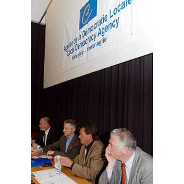 Riccardo Illy (Presidente della Regione Friuli Venezia Giulia) a convegno "L'Europa oltre i confini - quanto reale è l'Euroregione". (Verteneglio - Croazia, 27/05/04)