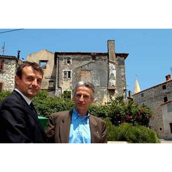 Riccardo Illy (Presidente della Regione Friuli Venezia Giulia), Fernetich (Ex sindaco di Verteneglio). (Verteneglio - Croazia, 27/05/04)