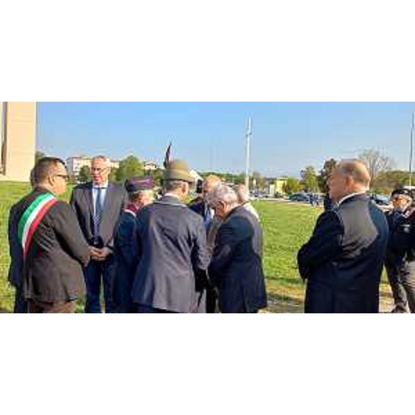 Il presidente Bordin assieme ad altre autorità prima dell'inizio della commemorazione - Il presidente Bordin assieme ad altre autorità prima dell'inizio della commemorazione