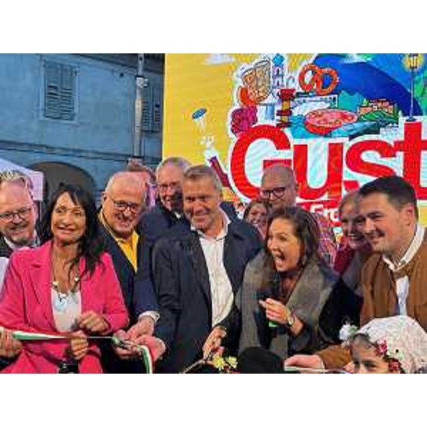 Il presidente Bordin assieme alle altre autorità e alla madrina Tessa Gelisio durante il taglio del nastro - Il presidente Bordin assieme alle altre autorità e alla madrina Tessa Gelisio durante il taglio del nastro