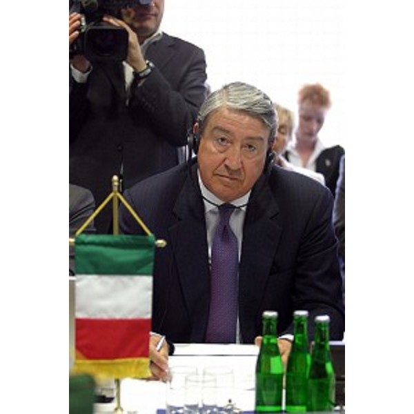 On. Lucio Stanca (Ministro per l'Innovazione e le Tecnologie) alla firma del protocollo su infrastrutture corridoio 5 Italia Ungheria Slovenia Croazia. (Nagykanizsa - Ungheria, 18/05/04)