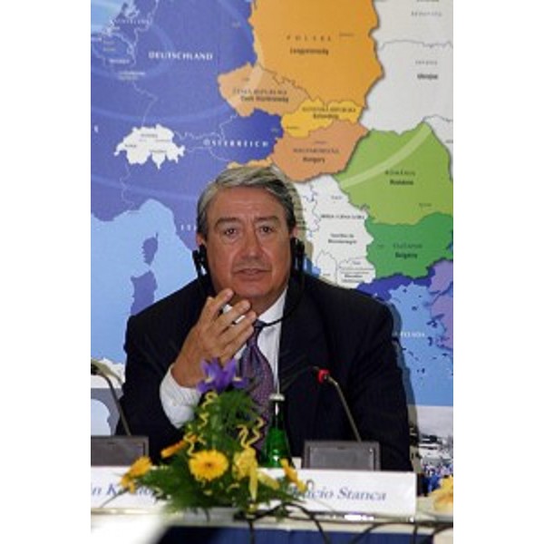 On. Lucio Stanca (Ministro per l'Innovazione e le Tecnologie) alla firma del protocollo su infrastrutture corridoio 5 Italia Ungheria Slovenia Croazia. (Nagykanizsa - Ungheria, 18/05/04)