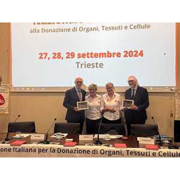 L'assessore regionale Riccardo Riccardi (primo a sinistra) premiato dall'Aido nazionale insieme al dottor Roberto Perissutti, direttore del Centro regionale trapianti - L'assessore regionale Riccardo Riccardi (primo a sinistra) premiato dall'Aido nazionale insieme al dottor Roberto Perissutti, direttore del Centro regionale trapianti