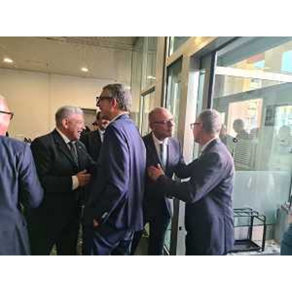 L'assessore Stefano Zannier, a destra, mentre saluta il prefetto di Pordenone. - L'assessore Stefano Zannier, a destra, mentre saluta il prefetto di Pordenone.