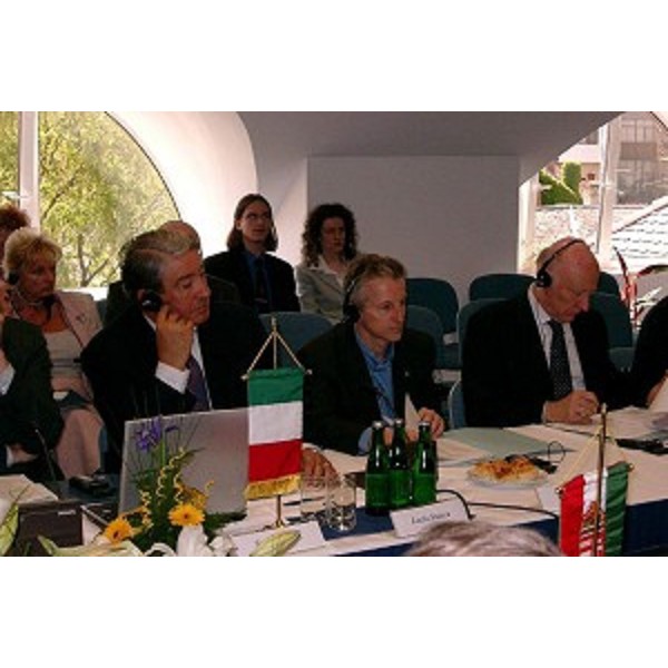 On. Lucio Stanca (Ministro per l'Innovazione e le Tecnologie), Riccardo Illy (Presidente della regione Friuli Venezia Giulia) alla firma del protocollo su infrastrutture corridoio 5 Italia Ungheria Slovenia Croazia. (Nagykanizsa - Ungheria, 18/05/04)