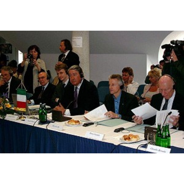 On. Lucio Stanca (Ministro per l'Innovazione e le Tecnologie), Riccardo Illy (Presidente della regione Friuli Venezia Giulia) alla firma del protocollo su infrastrutture corridoio 5 Italia Ungheria Slovenia Croazia. (Nagykanizsa - Ungheria, 18/05/04)