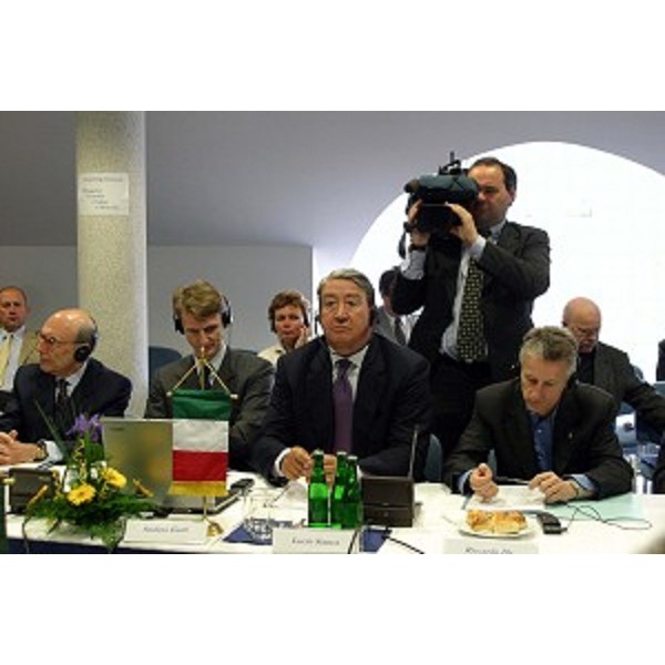 On. Lucio Stanca (Ministro per l'Innovazione e le Tecnologie), Riccardo Illy (Presidente della regione Friuli Venezia Giulia) alla firma del protocollo su infrastrutture corridoio 5 Italia Ungheria Slovenia Croazia. (Nagykanizsa - Ungheria, 18/05/04)