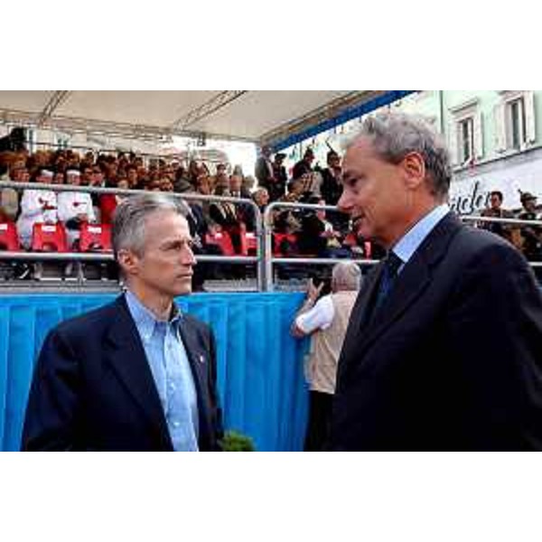 Riccardo Illy (Presidente della Regione Friuli Venezia Giulia), Roberto Antonione (Sottosegretario agli Affari Esteri) alla sfilata degli alpini. (Trieste, 16/05/04)