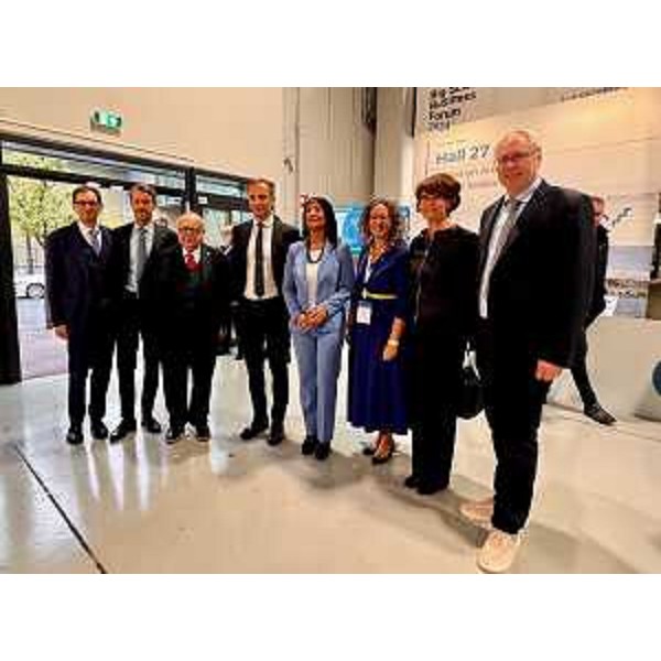 Foto di gruppo al Big science business forum 2024 con il presidente del Cr Fvg Mauro Bordin a destra - Foto di gruppo al Big science business forum 2024 con il presidente del Cr Fvg Mauro Bordin a destra