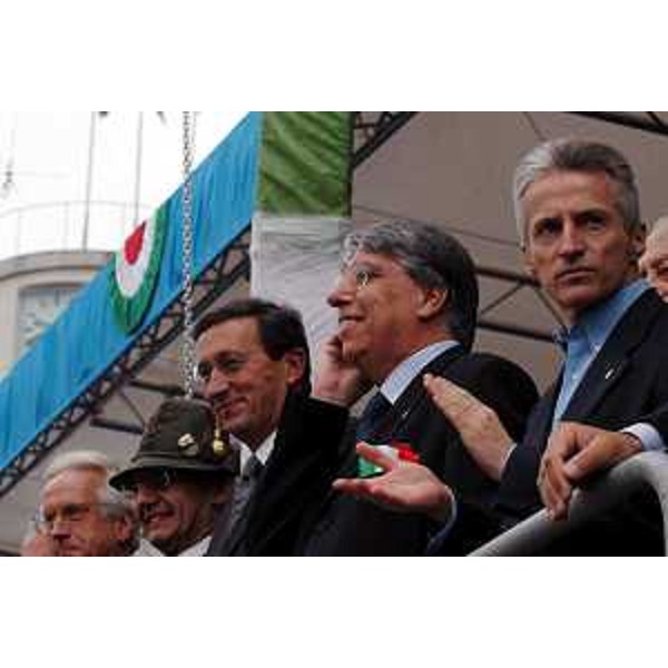 Gianfranco Fini (Presidente di Alleanza Nazionale e vicepresidente del Consiglio dei Ministri), Carlo Giovanardi (Ministro per i Rapporti con il Parlamento), Riccardo Illy (Presidente della Regione Friuli Venezia Giulia) alla sfilata degli alpini. (Trieste, 16/05/04)