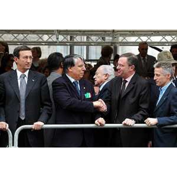 Gianfranco Fini (Presidente di Alleanza Nazionale e vicepresidente del Consiglio dei Ministri), Carlo Giovanardi (Ministro per i Rapporti con il Parlamento), Alessandro Tesini (Presidente del Consiglio regionale), Riccardo Illy (Presidente della Regione Friuli Venezia Giulia) alla sfilata degli alpini. (Trieste, 16/05/04)