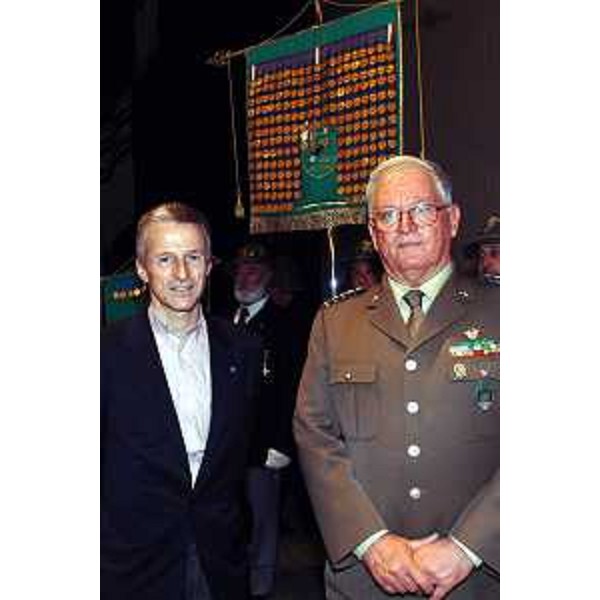 Riccardo Illy (Presidente della Regione Friuli Venezia Giulia) con ten. gen. Bruno Iob (comandante delle Truppe Alpine). (Trieste, 15/05/04) 