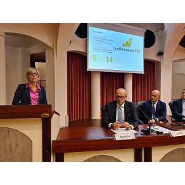 L'assessore regionale alle Finanze Barbara Zilli nel suo intervento al convegno nell'auditorium della Regione a Pordenone. - L'assessore regionale alle Finanze Barbara Zilli nel suo intervento al convegno nell'auditorium della Regione a Pordenone.