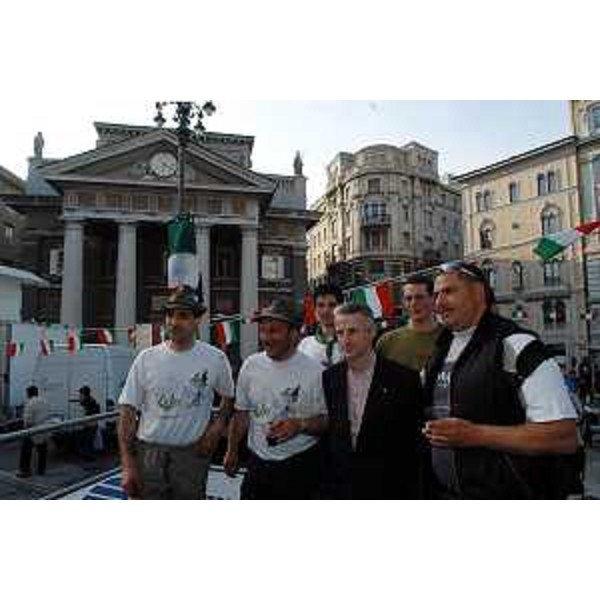 Riccardo Illy (Presidente della Regione Friuli Venezia Giulia) con il Gruppo Alpini di Paularo. (Trieste, 15/05/04)