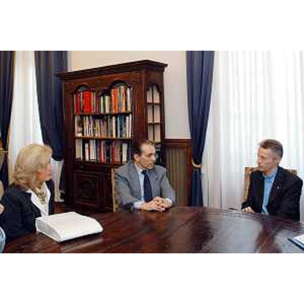 Riccardo Illy (Presidente della Regione Friuli Venezia Giulia) con Sergio De Simone (direttore regionale dell'Inps) e Graziella Brusin Gorlato (Presidente del Comitato regionale Inps). (Trieste, 11/05/04)