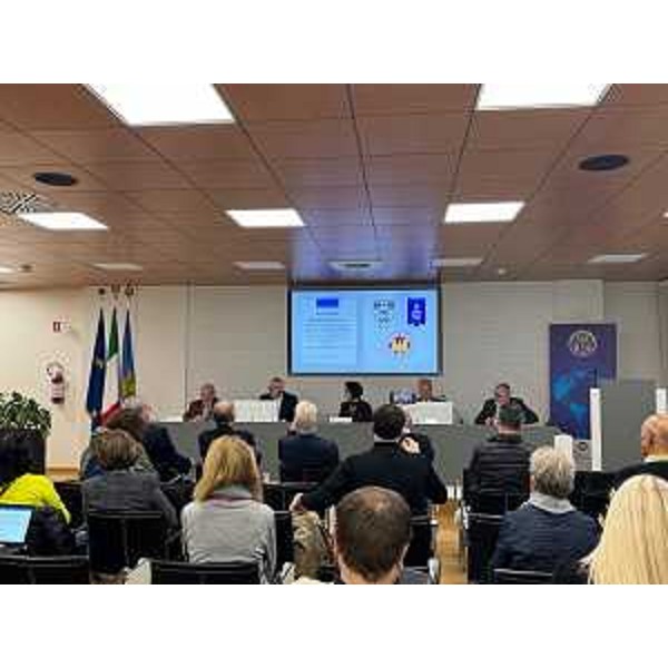 L'affollata sala Pasolini, dove è stato presentato il volume sulla storia dei Fogolârs del Canada - L'affollata sala Pasolini, dove è stato presentato il volume sulla storia dei Fogolârs del Canada