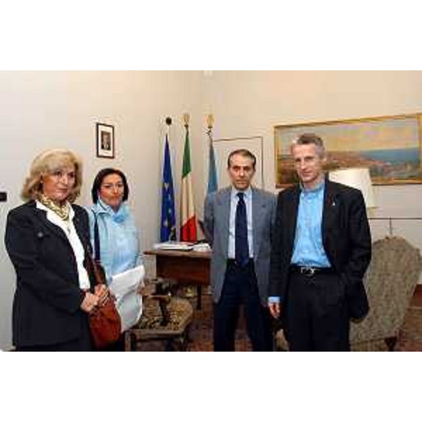 Riccardo Illy (Presidente della Regione Friuli Venezia Giulia) con Sergio De Simone (direttore regionale dell'Inps) e Graziella Brusin Gorlato (Presidente del Comitato regionale Inps). (Trieste, 11/05/04)