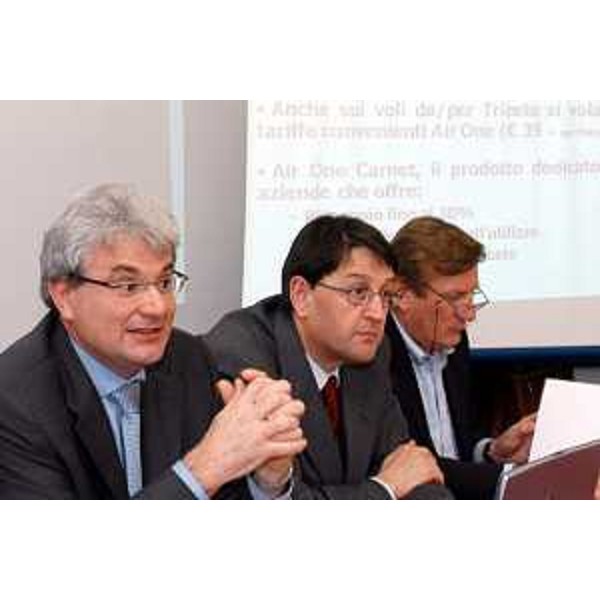 Lodovico Sonego (Assessore regionale alla pianificazione territoriale, energia, mobilità e infrastrutture di trasporto), Giorgio Brandolin, Giorgio De Roni (direttore della divisione passeggeri di AirOne) in conferenza stampa. ( Trieste, 11/05/04)