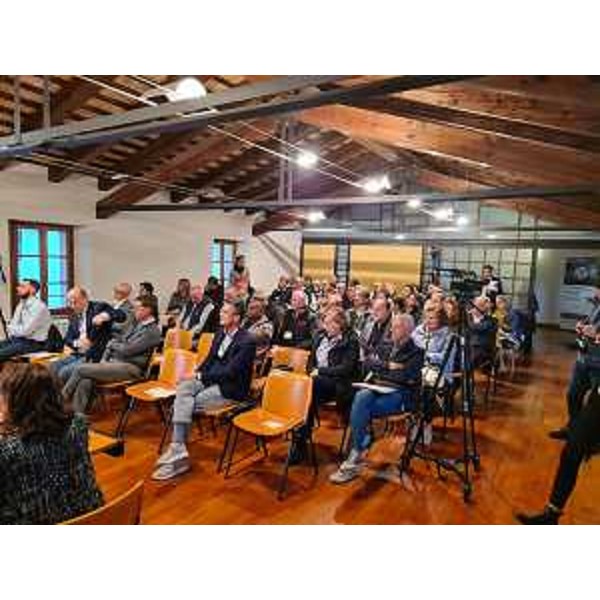 Il pubblico presente all'incontro svoltosi a Meduno alla presenza dell'assessore regionale alla Montagna Stefano Zannier - Il pubblico presente all'incontro svoltosi a Meduno alla presenza dell'assessore regionale alla Montagna Stefano Zannier
