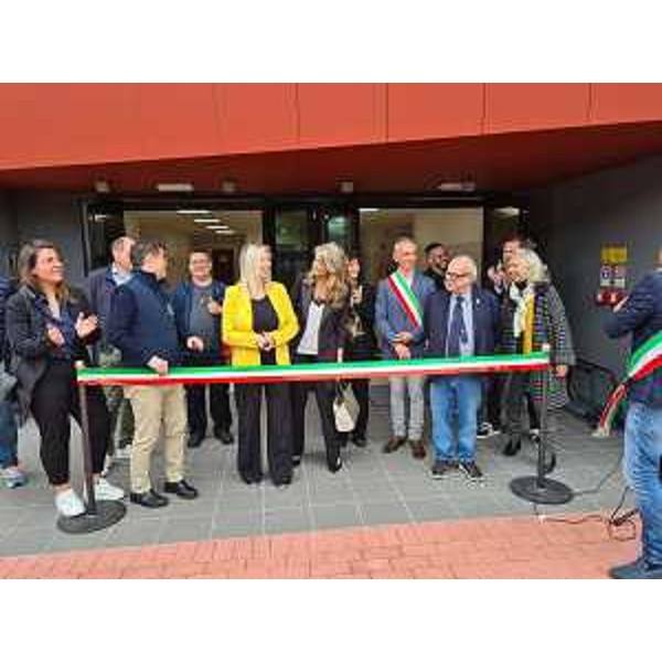 Il taglio del nastro per l'inaugurazione della nuova ala dell'Isis Carnello di Brugnera. - Il taglio del nastro per l'inaugurazione della nuova ala dell'Isis Carnello di Brugnera.