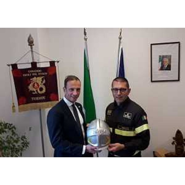 Il comandante Maiolo consegna al governatore Fedriga un casco speciale. - Il comandante Maiolo consegna al governatore Fedriga un casco speciale. 