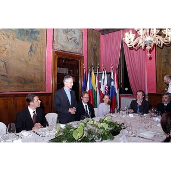 Euroregione - Cena con gli ambasciatori delle repubbliche dell'est Europa. Riccardo Illy (Presidente della Regione Friuli Venezia Giulia) con i commensali. (Trieste, 10/05/04)