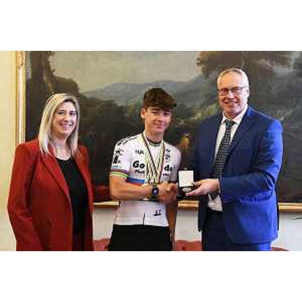 Davide Stella riceve il sigillo del Cr Fvg dal presidente Mauro Bordin, alla presenza dell'assessore regionale Cristina Amirante - Davide Stella riceve il sigillo del Cr Fvg dal presidente Mauro Bordin, alla presenza dell'assessore regionale Cristina Amirante