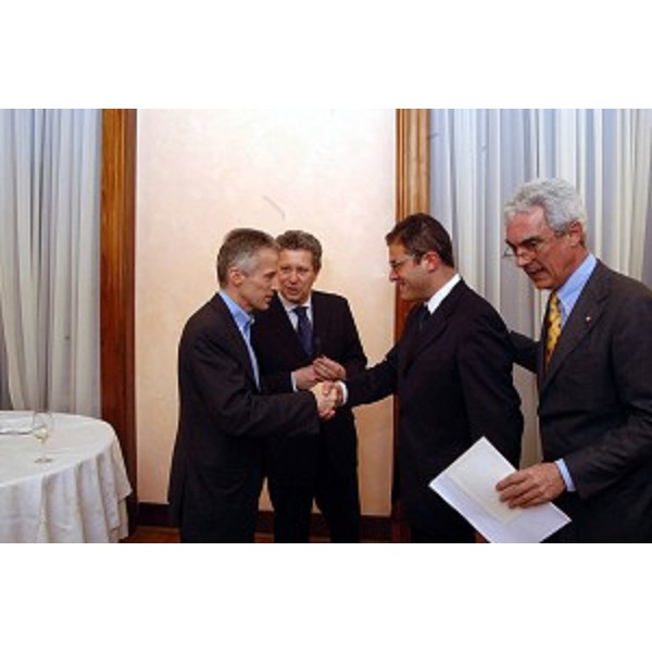 Euroregione - Cena con gli ambasciatori delle repubbliche dell'est Europa. Riccardo Illy (Presidente della Regione Friuli Venezia Giulia) con Bertuzzi. (Trieste, 10/05/04)