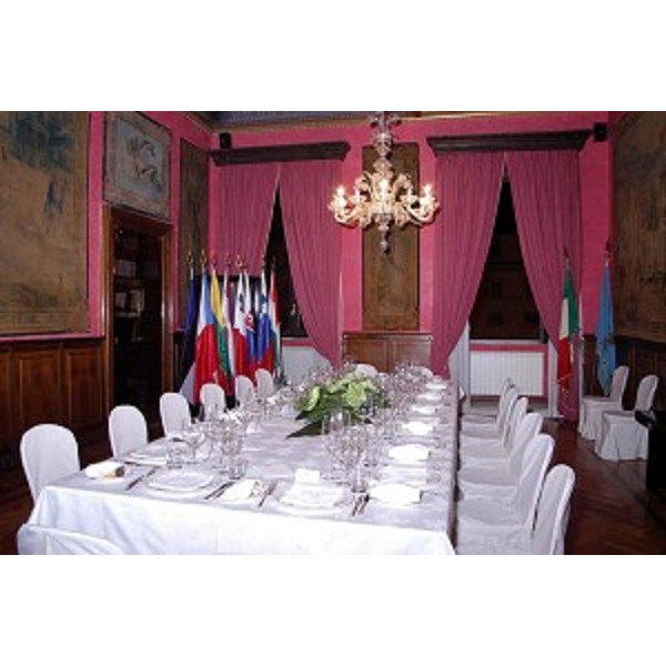 Euroregione - Cena con gli ambasciatori delle repubbliche dell'est Europa. Tavola imbandita. (Trieste, 10/05/04)
