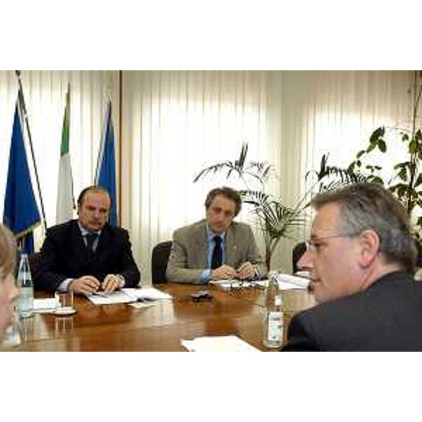 Gianfranco Moretton (Assessore regionale all'ambiente, lavori pubblici e protezione civile) incontra Reinhart Rohr (Assessore ai lavori pubblici del Land della Carinzia). (Udine, 06/05/04)
