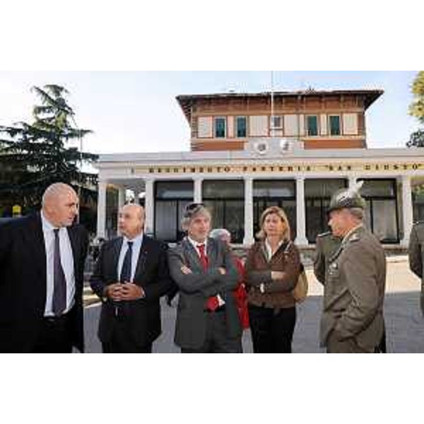 Renzo Tondo (Presidente della Regione Friuli Venezia Giulia), Guido Corsetto (Sottosegretario alla Difesa), Roberto Dipiazza (Sindaco di Trieste, Federica Seganti (Assessore regionale alla pianificazione territoriale, autonomie locali e sicurezza), Sandra Savino (Assessore regionale alla programmazione, risorse economiche e finanziarie, patrimonio e servizi generali) in visita alla caserma Vittorio Emanuele II di via Rossetti. (Trieste, 13/10/08)