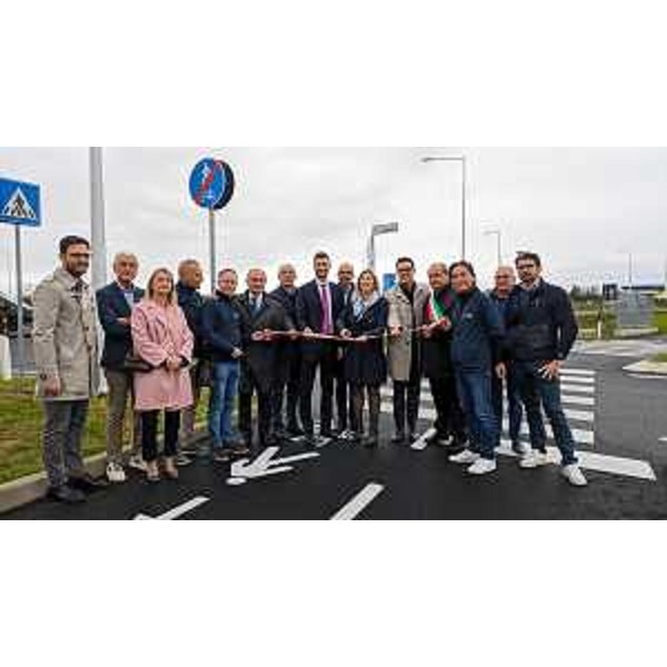 Il taglio el nastro della nuova rotatoria a Povoletto, nella zona industriale e agricola di Grions del Torre. - Il taglio el nastro della nuova rotatoria a Povoletto, nella zona industriale e agricola di Grions del Torre.